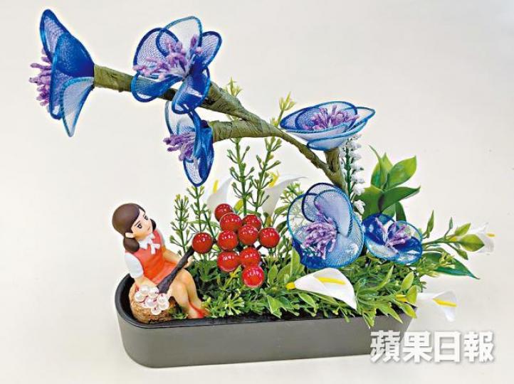 林女士將自己最拿手的製作絲襪花技巧傳授給其他病人。 林女士將自己最拿手的製作絲襪花技巧傳授給其他病人。