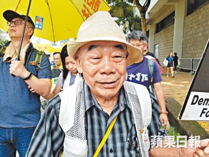 傘運期間一直支持學生的黃伯昨批評中共無反省六四過錯。黃太認為送中條例通過後勢掀外商撤資潮打擊香港經濟。 傘運期間一直支持學生的黃伯昨批評中共無反省六四過錯。黃太認為送中條例通過後勢掀外商撤資潮打擊香港經濟。