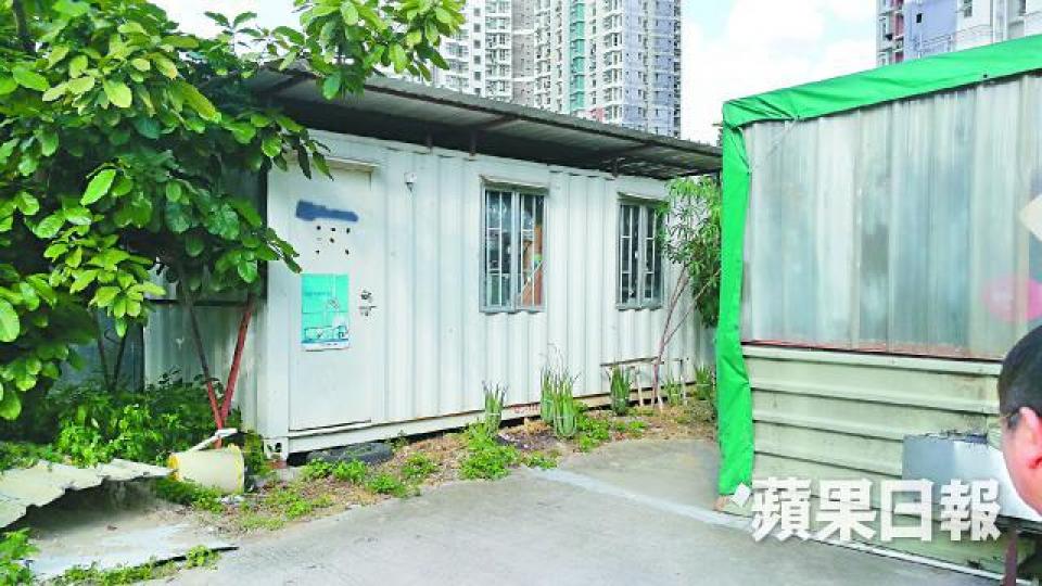 Albert聲稱祖先鄧雲開土地由其家族使用,場內放有大型貨櫃。 Albert聲稱祖先鄧雲開土地由其家族使用,場內放有大型貨櫃。
