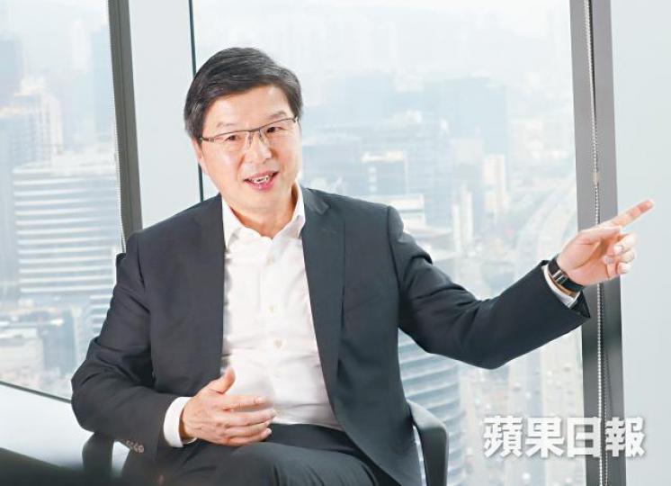 張耀堂分享應對危機心得,指上司要好鎮定處理事件,不要第一時間追究責任。譚德潤攝星展2004年誤毀客戶保險箱事件上A1頭版。張耀堂曾在遠東銀行工作。張在銀行聯誼比賽活動上,贏得「廁所板」作獎品。 張耀堂分享應對危機心得,指上司要好鎮定處理事件,不要第一時間追究責任。譚德潤攝星展2004年誤毀客戶保險箱事件上A1頭版。張耀堂曾在遠東銀行工作。張在銀行聯誼比賽活動上,贏得「廁所板」作獎品。