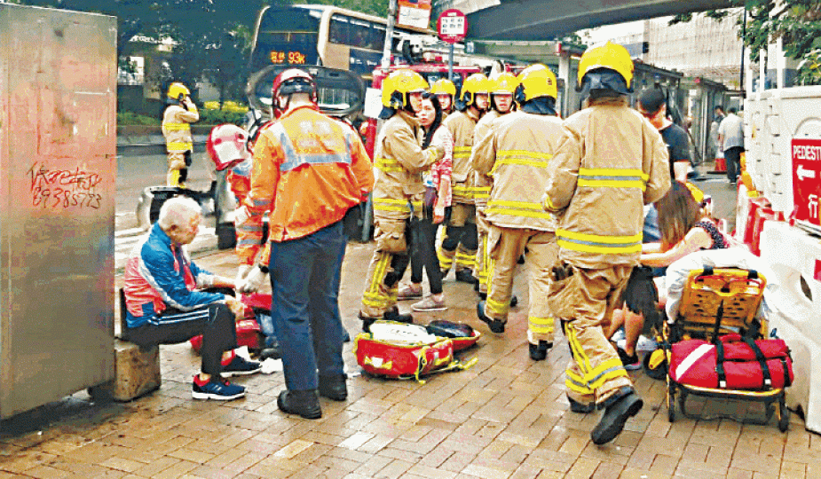 意外後教車師傅關伯(左)仍然清醒,惟送院後不治。讀者提供圖片 意外後教車師傅關伯(左)仍然清醒,惟送院後不治。讀者提供圖片