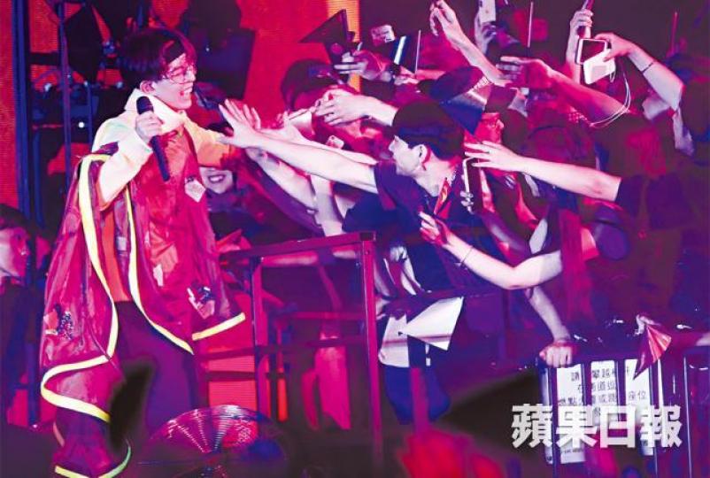 林宥嘉連續三晚在紅館開騷，全場爆滿，氣氛high爆。（左起）彭秀慧、容祖兒及陳健安一齊睇騷。