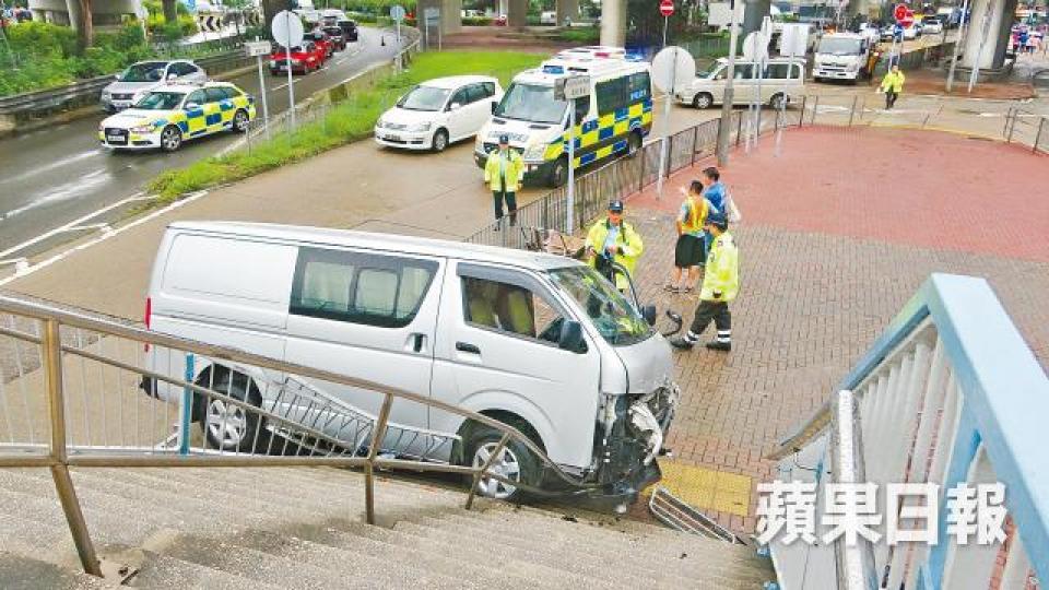 肇事客貨車撞向行人天橋梯級,警方封鎖現場調查。 肇事客貨車撞向行人天橋梯級,警方封鎖現場調查。