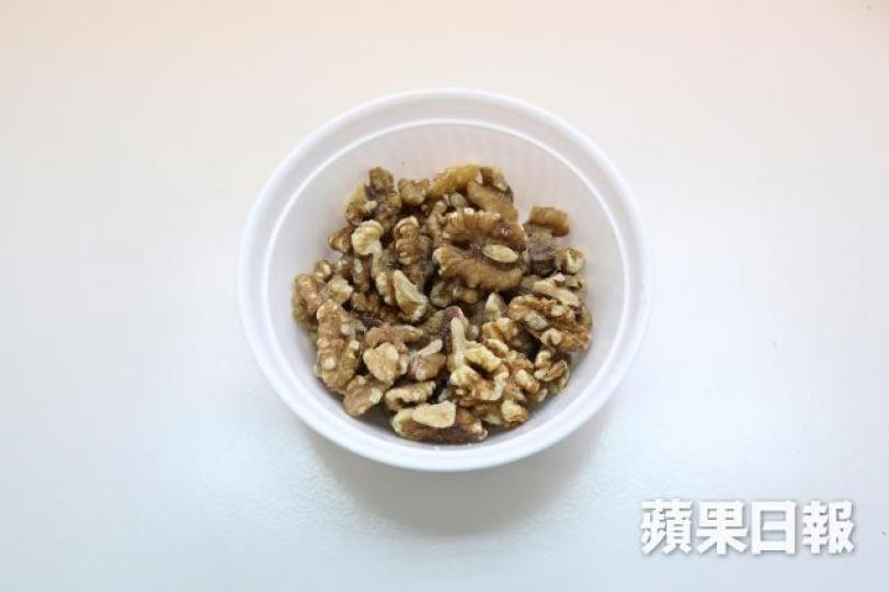 合桃有補腎作用,中醫師建議每日可吃五至六粒。 合桃有補腎作用,中醫師建議每日可吃五至六粒。