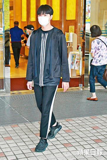 胡鴻鈞噚日出院行動緩慢，連頸都唔能夠轉動。胡鴻鈞由助手扶上車嗰陣顯得好小心。胡鴻鈞日前拍劇跌親頭，當時佢仲要醫護人員推住輪椅去照腦掃描。資料圖片