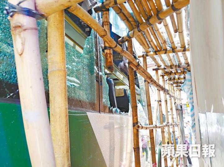 校巴撞向棚架爆玻璃。部份學童由救護車送院。 校巴撞向棚架爆玻璃。部份學童由救護車送院。