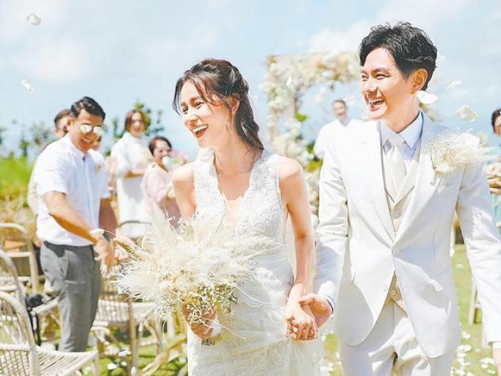 蕭正楠和翠如昨日齊齊在社交網分享峇里婚禮照，二人更約定相愛到下輩子。互聯網圖片翠如和蕭正楠在婚禮儀式後咀嘴，十分溫馨。互聯網圖片蕭正楠表示這個婚禮於本月初舉行。互聯網圖片蕭正楠在婚宴上講愛的宣言冧太太。 互聯網圖片蕭生蕭太在婚宴上起舞，羨煞旁人。互聯網圖片袁偉豪昨日與王君馨出席活動時笑說，要儲多些錢才能與女友張寶兒拉埋天窗。攝影：仇志德