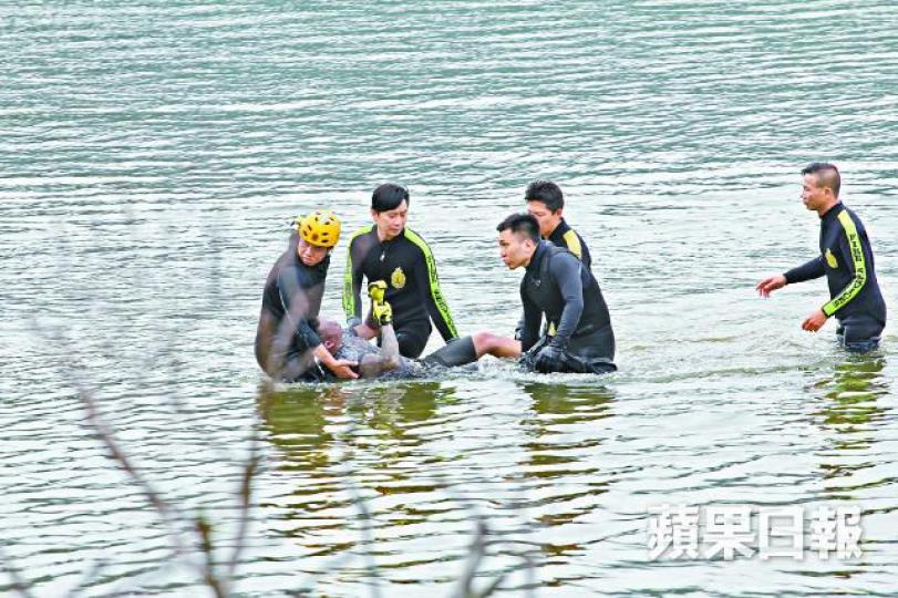 消防員發現死者屍體後抬上沙灘。劉柏麟攝直升機及小艇通宵在三門仔海面搜救。死者親友在岸邊傷心痛哭。 消防員發現死者屍體後抬上沙灘。劉柏麟攝直升機及小艇通宵在三門仔海面搜救。死者親友在岸邊傷心痛哭。