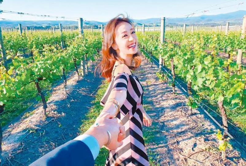 心美去年尾曾貼出男友視角相，當時她還冧爆在留言加上兩個心心emoji。互聯網圖片黃心美前年10月認拍拖，至今年年初才被發現男友是馬桂烽。馬桂烽（中）為馬清偉與前妻薛芷倫的大仔。資料圖片心穎（左）的偷食事件牽連甚廣，更疑拖累家姐心美分手。互聯網圖片去年馬桂烽創業，父母馬清偉、薛芷倫與心美也有現身支持。資料圖片