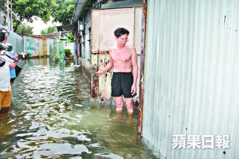 沙洲里二村昨嚴重水浸,水深及膝。 沙洲里二村昨嚴重水浸,水深及膝。