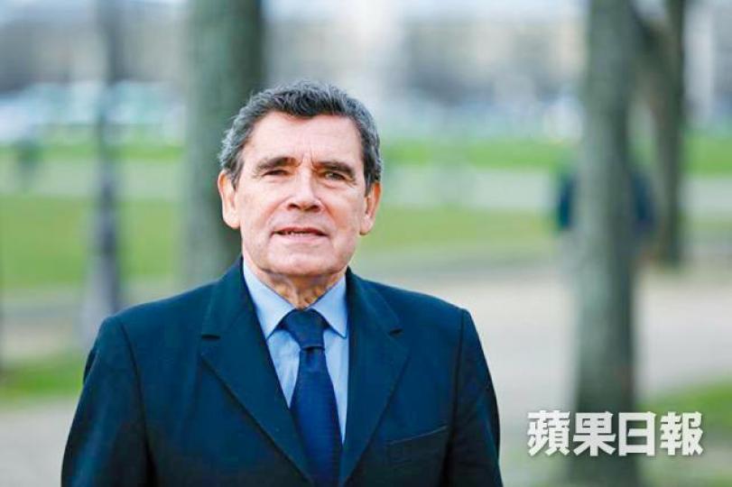 馬騰1990年出任法國駐華大使,見證了中國社會和政治的變遷。張竹林攝在華期間,馬騰(右)曾與中國已故國家主席劉少奇的夫人碰面。 馬騰1990年出任法國駐華大使,見證了中國社會和政治的變遷。張竹林攝在華期間,馬騰(右)曾與中國已故國家主席劉少奇的夫人碰面。