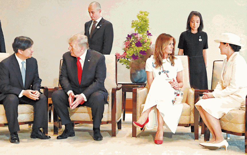 日皇德仁(左一)和皇后雅子(右一)在皇居接見特朗普和梅拉尼婭。路透社 日皇德仁(左一)和皇后雅子(右一)在皇居接見特朗普和梅拉尼婭。路透社