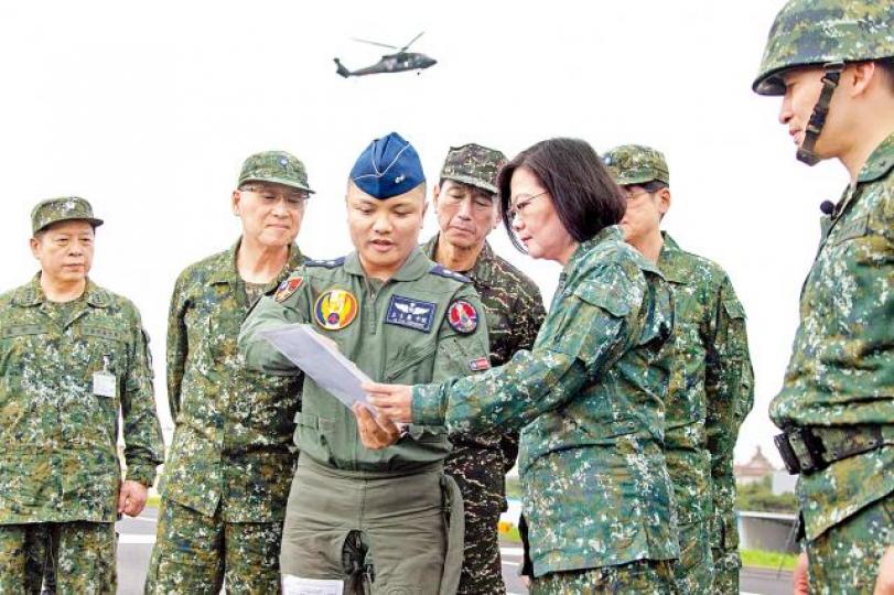 穿上迷彩軍服的蔡英文總統與空軍機師交談。路透社 穿上迷彩軍服的蔡英文總統與空軍機師交談。路透社