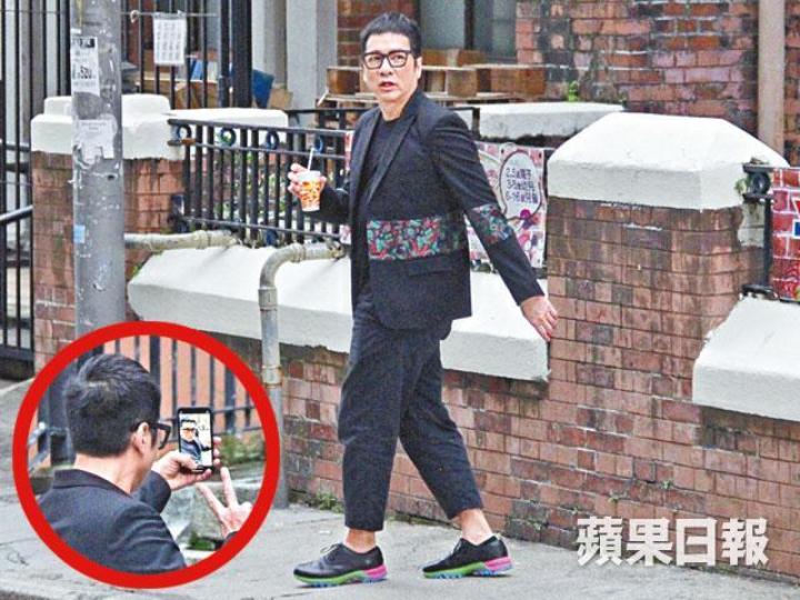 豹哥日前在中環開工，趁休息時獨自玩自拍（小圖）。豹哥與年長女街坊爭執，更搶去對方兩袋餸。
