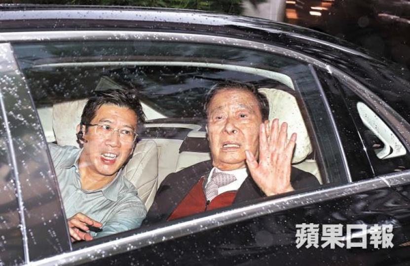 四叔昨面對鏡頭及閃光燈時的反應顯得遲緩。 夏家朗攝 四叔昨面對鏡頭及閃光燈時的反應顯得遲緩。 夏家朗攝