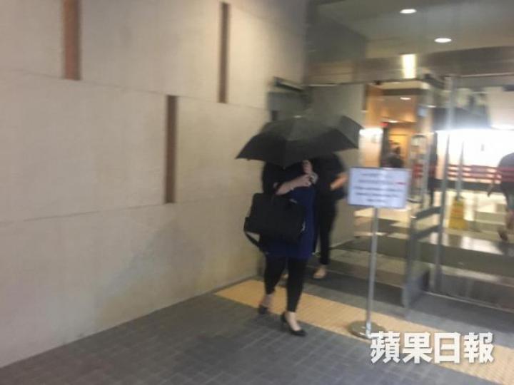 林彩明(前)入稟勞資審裁處追討國泰逾376萬元賠償。李思潁攝 林彩明(前)入稟勞資審裁處追討國泰逾376萬元賠償。李思潁攝