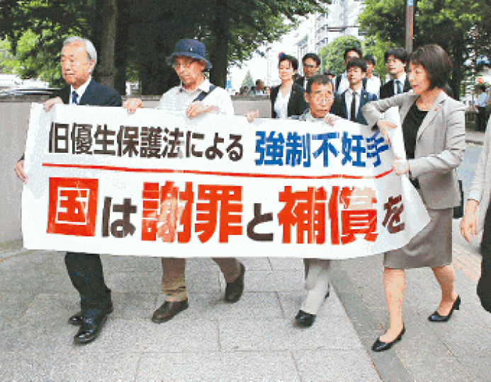原訟人支持者示威,要求政府向受害人賠償。 原訟人支持者示威,要求政府向受害人賠償。