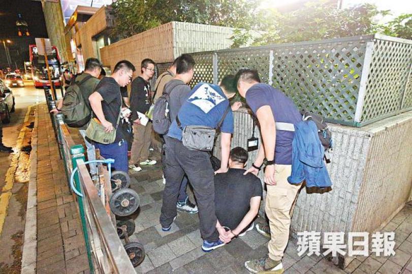 警方於尖沙嘴拘捕兩名內地男子。 警方於尖沙嘴拘捕兩名內地男子。