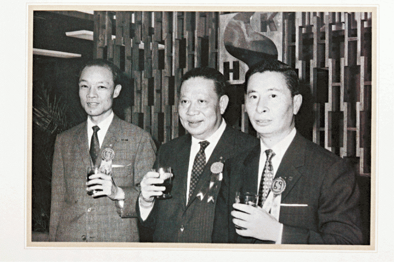 四叔夥馮景禧(左)及郭德勝(中)於上世紀五十年代尾發展地產,人稱「三劍俠」。李兆基網站圖片沙田第一城是李兆基發展地產業以來最感自豪的一役。李兆基與五名子女、兩位女婿及三名外孫女,攝於父親李介甫與母親陳鸞鳳70周年結婚晚宴。李兆基網站圖片 四叔夥馮景禧(左)及郭德勝(中)於上世紀五十年代尾發展地產,人稱「三劍俠」。李兆基網站圖片沙田第一城是李兆基發展地產業以來最感自豪的一役。李兆基與五名子女、兩位女婿及三名外孫女,攝於父親李介甫與母親陳鸞鳳70周年結婚晚宴。李兆基網站圖片