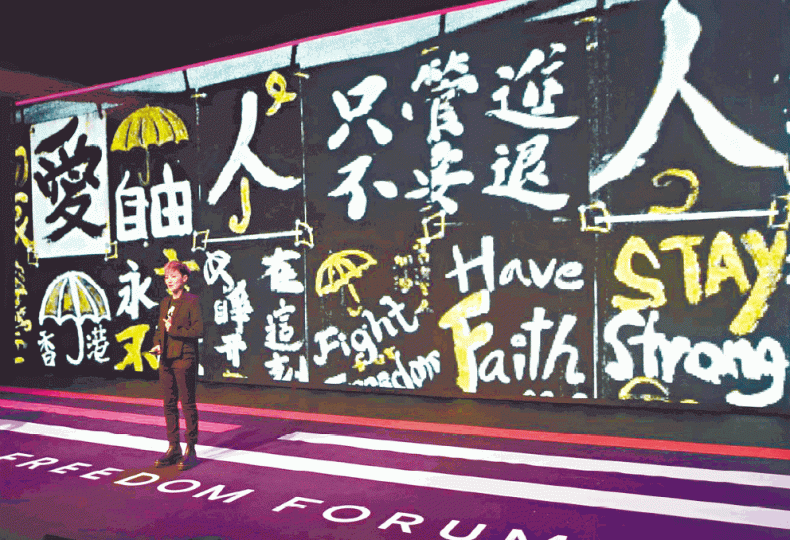 何韻詩在「奧斯陸自由論壇」講傘運經歷,背景配上愛、自由等字眼。HOCC fb圖片演講結束後,何韻詩自彈自唱廣東歌《極夜後》。HOCC fb圖片 何韻詩在「奧斯陸自由論壇」講傘運經歷,背景配上愛、自由等字眼。HOCC fb圖片演講結束後,何韻詩自彈自唱廣東歌《極夜後》。HOCC fb圖片
