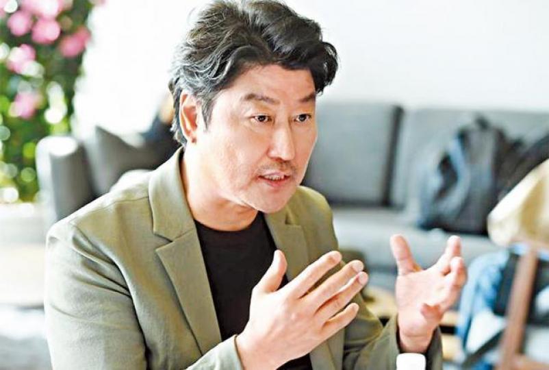 宋康昊日前在康城接受訪問，曾演出多部政治題材電影的他坦言，演員有責任反映社會問題。「窮爸爸」宋康昊一家在戲中住在半地下室，是韓國的特有文化。劇照宋康昊戲中住所位於半地下室，環境狹窄、陰暗，劇組拍攝也相當辛苦。「富爸爸」李善均一家住在獨立屋，與宋康昊一家形成強烈對比。劇照李善均在《上流寄生族》中，常提到貧窮有貧窮的味道，他表示是要強化兩個家庭之間的距離感。《上流寄生族》海報四個主角均遮住眼睛，風格神秘、詭異。奉俊昊憑《上流寄生族》獲得康城影展金棕櫚獎，更有望衝擊明年奧斯卡。資料圖片