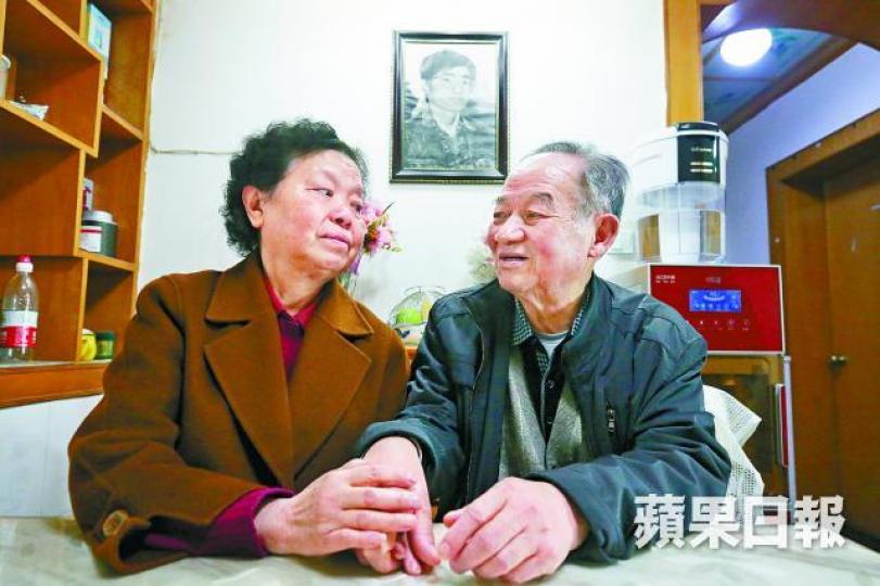 30年前失去兒子的吳家兩老稱,眼淚已流乾了,只能把仇恨埋在心裏。《蘋果》記者攝1989年5月中旬,前蘇聯領導人戈爾巴喬夫訪華,人大學生上街遊行。就讀人大的吳國鋒曾到北大未名湖留影。 30年前失去兒子的吳家兩老稱,眼淚已流乾了,只能把仇恨埋在心裏。《蘋果》記者攝1989年5月中旬,前蘇聯領導人戈爾巴喬夫訪華,人大學生上街遊行。就讀人大的吳國鋒曾到北大未名湖留影。