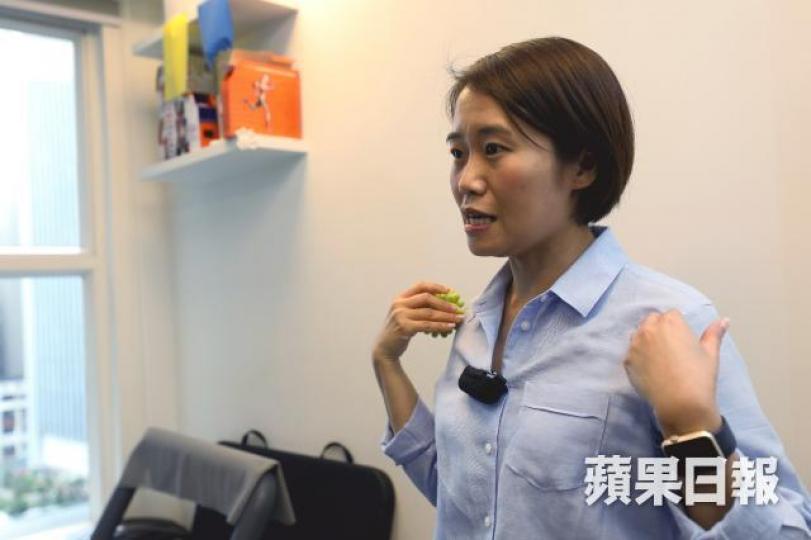 註冊物理治療師王嘉鎣表示,要改善寒背,長遠需由拉鬆前胸肌肉、強化背部肌肉做起。李家皓攝 註冊物理治療師王嘉鎣表示,要改善寒背,長遠需由拉鬆前胸肌肉、強化背部肌肉做起。李家皓攝