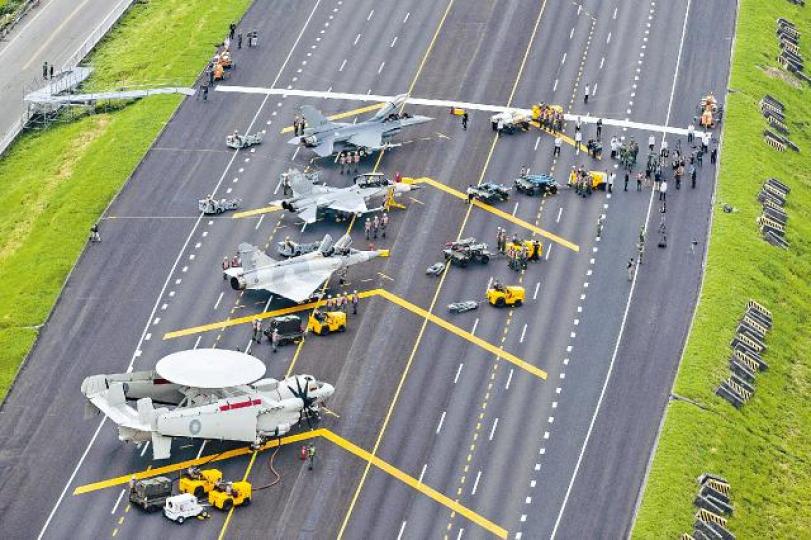 參與「漢光35號」演習的軍機,停泊在中山高速公路的彰化戰備跑道路段。美聯社經「鳳展專案」升級的F16V戰機,在高速公路上降落。路透社 參與「漢光35號」演習的軍機,停泊在中山高速公路的彰化戰備跑道路段。美聯社經「鳳展專案」升級的F16V戰機,在高速公路上降落。路透社