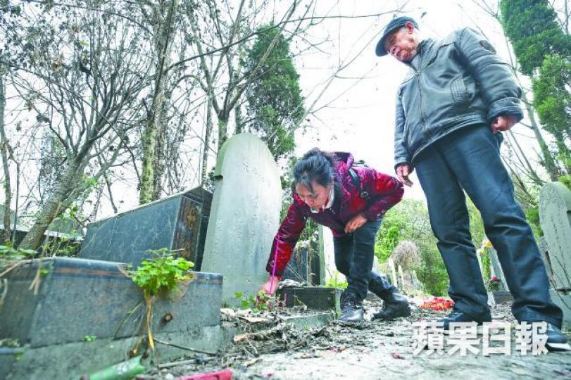 每逢清明節,肖家兩老都風雨不改到肖杰墳前拜祭。《蘋果》記者攝肖杰生前在北京景點留影。六四時,肖杰就讀中國人民大學新聞系。 每逢清明節,肖家兩老都風雨不改到肖杰墳前拜祭。《蘋果》記者攝肖杰生前在北京景點留影。六四時,肖杰就讀中國人民大學新聞系。
