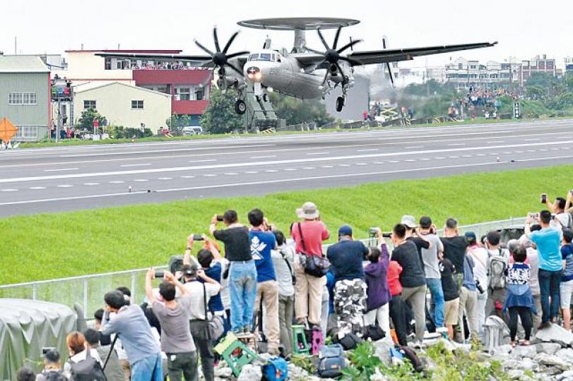 E2K空中預警機在高速公路上起飛,吸引民眾舉相機拍攝。 E2K空中預警機在高速公路上起飛,吸引民眾舉相機拍攝。