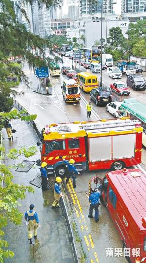消防車失事撞路邊欄杆後橫亙行車線,現場交通擠塞。互聯網同一輛消防車上月12日亦於蒲崗村道遇上交通意外。 消防車失事撞路邊欄杆後橫亙行車線,現場交通擠塞。互聯網同一輛消防車上月12日亦於蒲崗村道遇上交通意外。