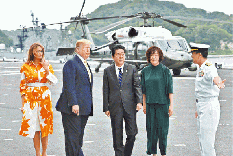 特朗普夫婦及安倍晉三夫婦一同登上直升機護衞艦「加賀號」。美聯社特朗普專機「海軍陸戰隊一號」降落在「加賀號」。美聯社 特朗普夫婦及安倍晉三夫婦一同登上直升機護衞艦「加賀號」。美聯社特朗普專機「海軍陸戰隊一號」降落在「加賀號」。美聯社