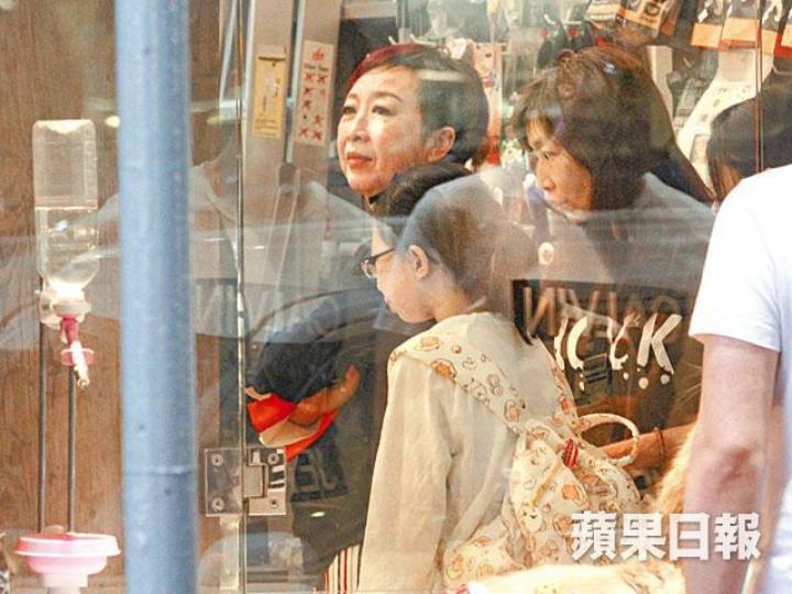 黃杏秀日前現身寵物店,在店內逗留近半小時。黃杏秀從店員手上接過貓貓,不過貓貓站在其肩膊上掙扎。 黃杏秀日前現身寵物店,在店內逗留近半小時。黃杏秀從店員手上接過貓貓,不過貓貓站在其肩膊上掙扎。