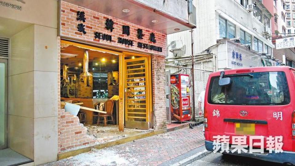 韓國餐廳大門遭私家車撞毀，矮牆亦告損毀，滿地碎片。簡明恩攝