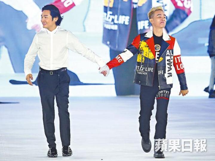 小春（右）前晚處男行騷，支持杜德偉的品牌時裝騷。