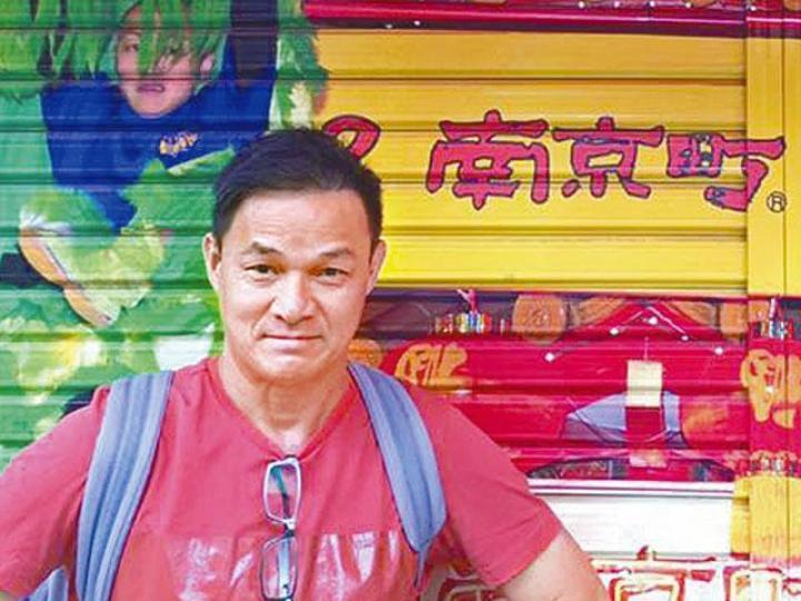 武術指導凌志華大前晚在家中暈倒，惜送院搶救不治。互聯網圖片凌志華早年參與荷李活電影，跟奧瑪花曼合照。凌志華（中）曾隨袁和平參與拍攝《22世紀殺人網絡》。凌志華憑《激戰》獲提名角逐金像獎最佳動作設計及金馬獎最佳動作設計。劇照今年上映的《P風暴》，凌志華擔任武術指導。劇照動作特技工會會長錢嘉樂以驚訝形容好友離世。資料圖片