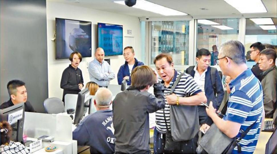 華為旺角客戶服務中心昨擠滿壞機用家，部份人與職員理論時鼓譟。劉永明攝受影響手機停留在系統恢復模式畫面，無法使用。