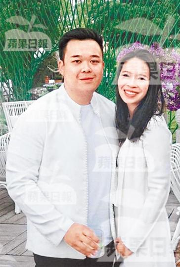 四叔外孫女李敬儀和郭得勝的姪孫Jonathan將於9月拉埋天窗。李敬儀和四叔感情好好，嘴巴和眼睛更似到足。資料圖片（右起）四叔、郭得勝和馮景禧在五十年代發展地產，被稱為「三劍俠」，如今前兩者更對親家。李敬儀和Jonathan經常拍拖旅行，非常甜蜜。四叔長女李佩雯與丈夫育有三女一子。  資料圖片Jonathan（左）的爸爸郭炳濠（右）現職恒基兆業地產執行董事。
