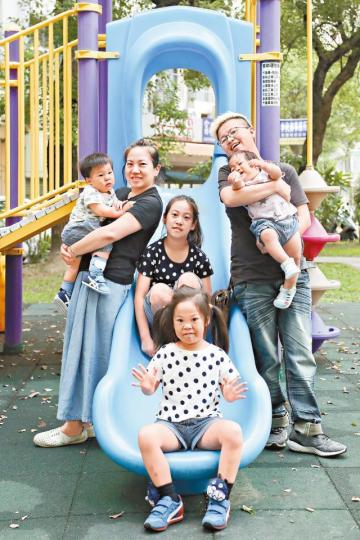 同婚家庭穆德、小釩和四個可愛的孩子。穆德（左）、小釩已相知相守12年。小釩與穆德北上聲援同志婚姻活動，大女兒蛋捲（前）也手執宣言表達心聲。早餐時刻，揭開全家每日忙碌作息的序幕。