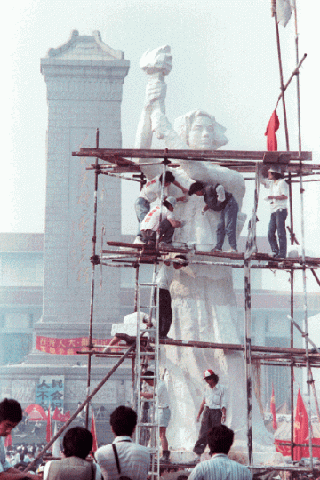 參與八九民運的群眾在天安門廣場豎立民主神像。

