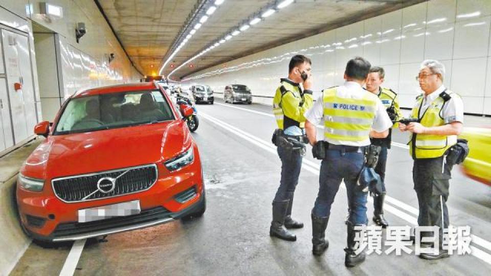 私家車撞壆損毀，警員在現場調查。胡恩宏攝有車輛攝錄機拍下富豪失控切雙白線情況。讀者提供圖片涉事司機送院搶救後不治。翁鈺輝攝