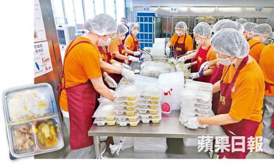 丹尼食品重視衞生,但本月初有數名學童進食其生產的小南瓜蒸雞粟米飯(小圖)後感不適。活力午餐的焗豬扒飯曾因油份過多而被剔出學生餐單,現改以炒飯機製作改善問題。 丹尼食品重視衞生,但本月初有數名學童進食其生產的小南瓜蒸雞粟米飯(小圖)後感不適。活力午餐的焗豬扒飯曾因油份過多而被剔出學生餐單,現改以炒飯機製作改善問題。