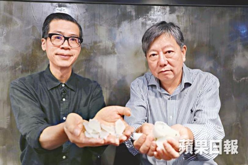 黃國才與李卓人昨以剩蠟製作「黃雀的羽毛」。梁志永攝剩蠟倒模後成為不同顏色羽毛。羽毛概念來自黃雀行動,製作者盼大眾想起「追求民主,但係又消失咗嘅人」。 黃國才與李卓人昨以剩蠟製作「黃雀的羽毛」。梁志永攝剩蠟倒模後成為不同顏色羽毛。羽毛概念來自黃雀行動,製作者盼大眾想起「追求民主,但係又消失咗嘅人」。