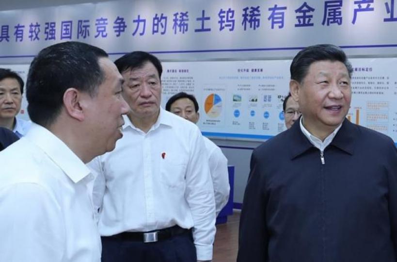 習近平(右)訪問贛州之後,相信中央會整體上重新整頓稀土的開發戰略。互聯網圖片 習近平(右)訪問贛州之後,相信中央會整體上重新整頓稀土的開發戰略。互聯網圖片