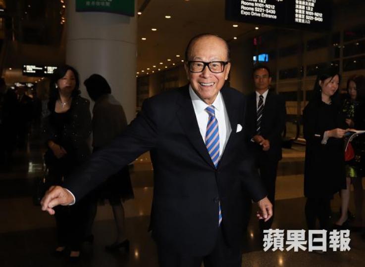 長和系在中國的生意只算是「蜻蜓點水」,對比在歐洲及加拿大斥鉅資收購基建及公用事業,完全是兩回事。圖為李嘉誠。資料圖片 長和系在中國的生意只算是「蜻蜓點水」,對比在歐洲及加拿大斥鉅資收購基建及公用事業,完全是兩回事。圖為李嘉誠。資料圖片