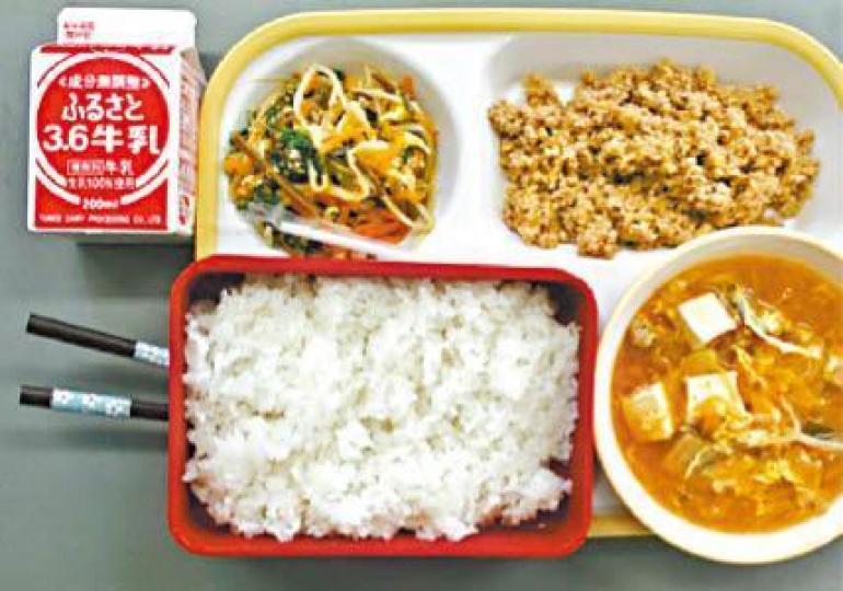 【日本】包含肉、菜、豆腐湯及牛奶,營養與味道兼備。【法國】變化較多,並常包括麵包及纖維質豐富的蔬菜。【美國】除菜及水果之餘,更附有芝士等食品。 【日本】包含肉、菜、豆腐湯及牛奶,營養與味道兼備。【法國】變化較多,並常包括麵包及纖維質豐富的蔬菜。【美國】除菜及水果之餘,更附有芝士等食品。