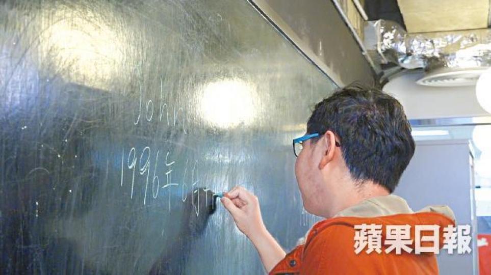 電腦程式員阿John認為,生於六四有責任關注六四。命運給了Hailey六四印記,活潑的她說起國家大事自有認真一面。中大社工系二年級學生Sky生於六四,他認為平反六四越來越難。 電腦程式員阿John認為,生於六四有責任關注六四。命運給了Hailey六四印記,活潑的她說起國家大事自有認真一面。中大社工系二年級學生Sky生於六四,他認為平反六四越來越難。