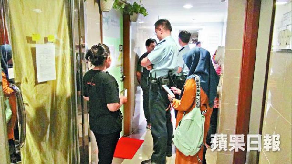 有巿民昨報警指旅行社結業,警員到場調查。已三年沒回鄉的印傭Ira得知無法起行,急得哭起來。黃麗英攝 有巿民昨報警指旅行社結業,警員到場調查。已三年沒回鄉的印傭Ira得知無法起行,急得哭起來。黃麗英攝