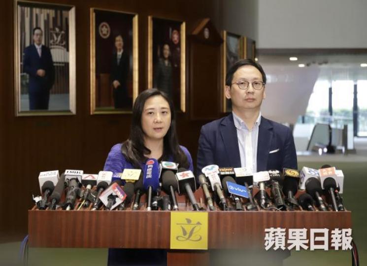 立法會議員葛珮帆(左)促職津辦加快處理申領流程及簡化上訴程序。翁志偉攝 立法會議員葛珮帆(左)促職津辦加快處理申領流程及簡化上訴程序。翁志偉攝