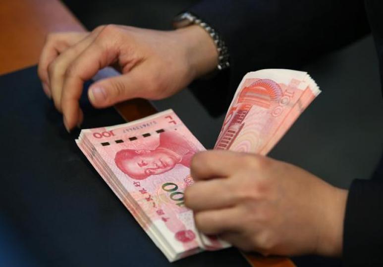 中國政府怕人民幣貶值太快,企業美債更難償還之餘,又會鼓勵走資,所以貶值要有秩序。資料圖片 中國政府怕人民幣貶值太快,企業美債更難償還之餘,又會鼓勵走資,所以貶值要有秩序。資料圖片